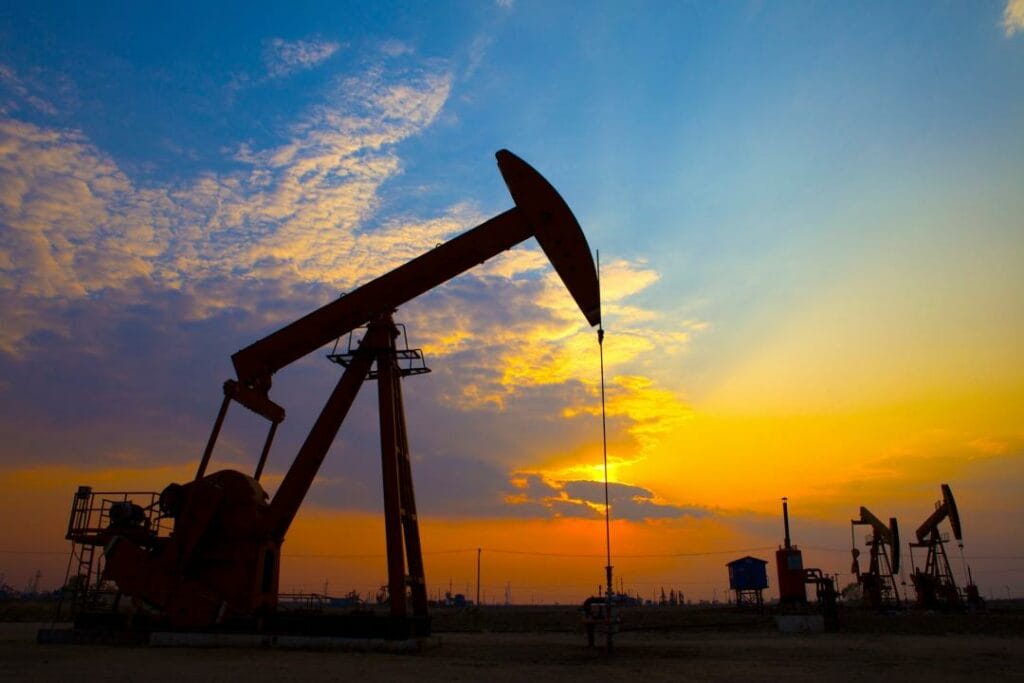 Нефть дешевеет, но завершает четвертый месяц подряд в «плюсе»