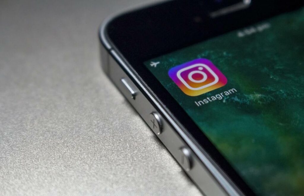 Instagram передает данные пользователей третьим лицам больше других приложений