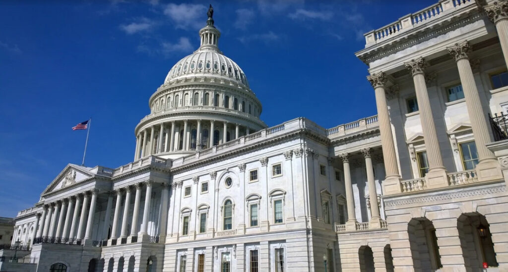 Сенат США принял поправку демократов по выплатам безработным