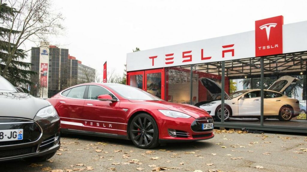 Акции Tesla упали на треть