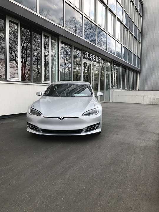 На заводе Tesla в США выявили сотни случаев COVID-19