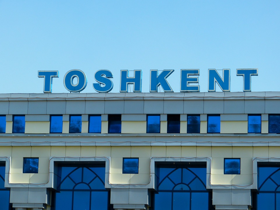 Узбекистан отменяет экспресс-тесты на COVID-19 при въезде в страну