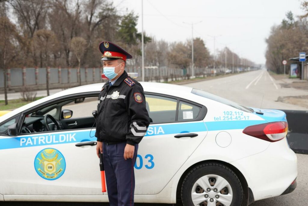 Казахстан предложил Кыргызстану вертолеты, автобусы и патрульные машины