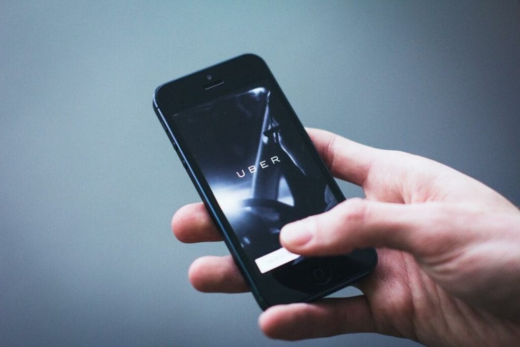 Британский Uber переводит всех водителей в штат