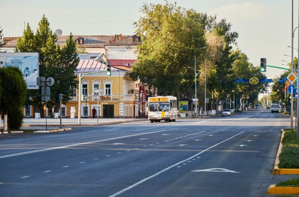 «Ресей патшалығына бағынғанымен, үнемі бас көтеріп отырған»: шекарадағы Орал қаласының тыныс-тіршілігі