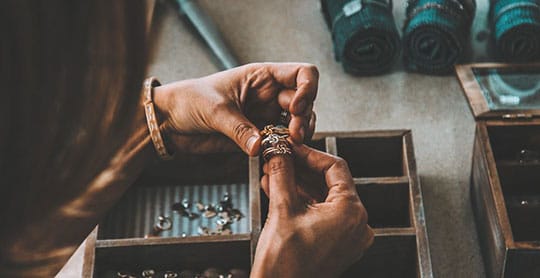 Ломбард қызметкері 3 миллионнан астам теңгені иемденді