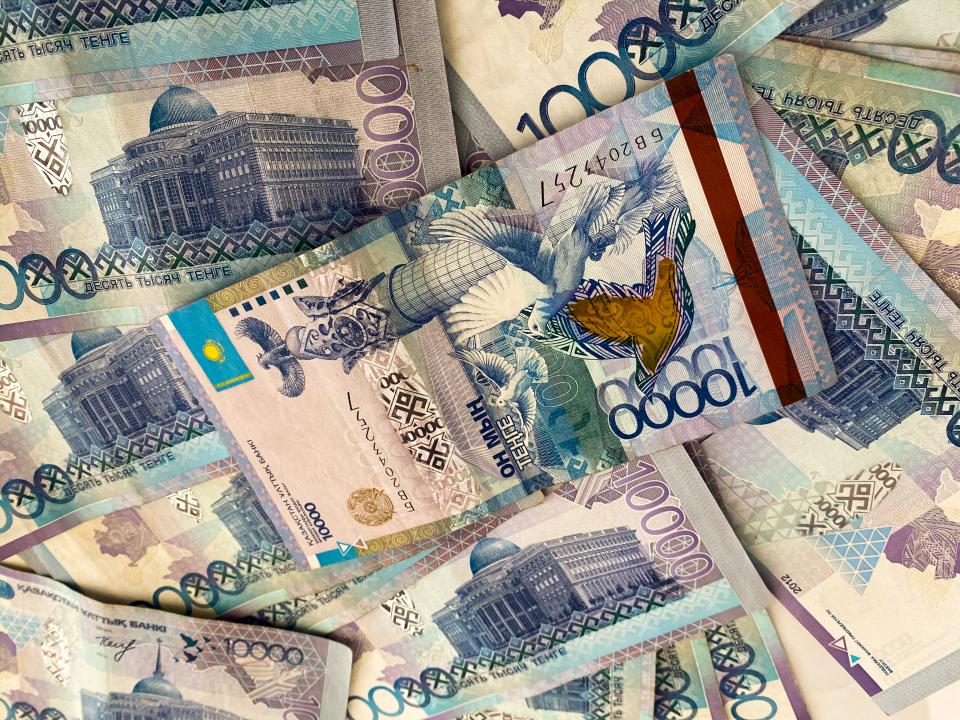 В Караганде полицейский-взяточник обманывал трудовых мигрантов