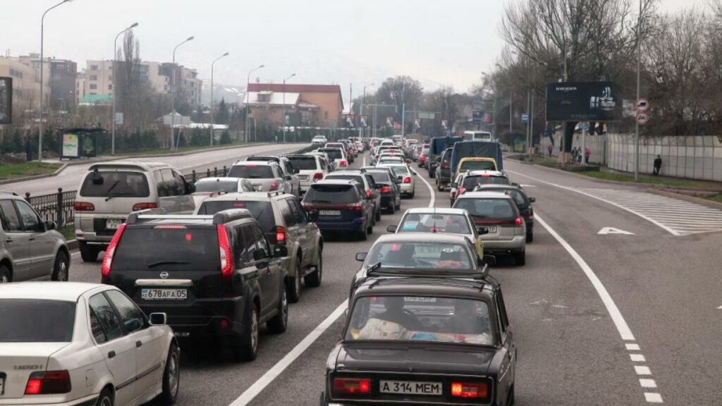 Долг казахстанцев по налогу на транспорт превысил 30 млрд тенге