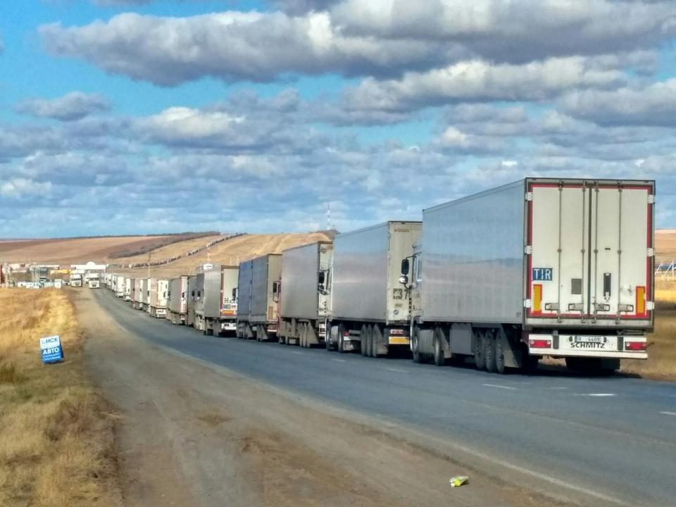 На границе Казахстана и России вновь скопилось более 300 грузовых авто