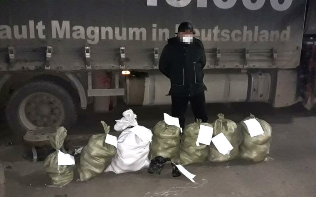Особо крупную партию героина изъяли на границе с Россией в ЗКО
