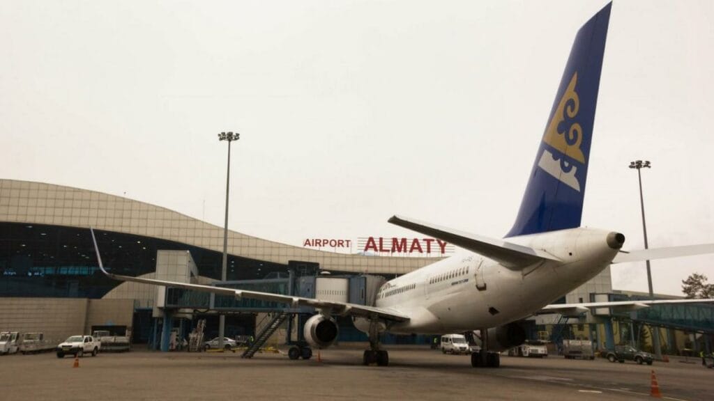 В аэропорту Алматы во время буксировки столкнулись два самолета Air Astana