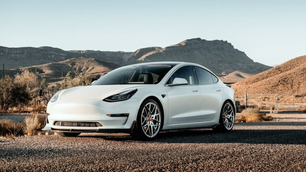 Поставки Tesla достигли более 200 тыс. автомобилей за II квартал