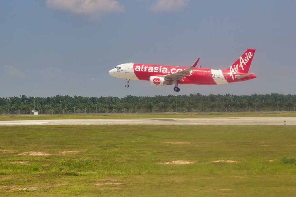Air Asia приостанавливает полеты на месяц