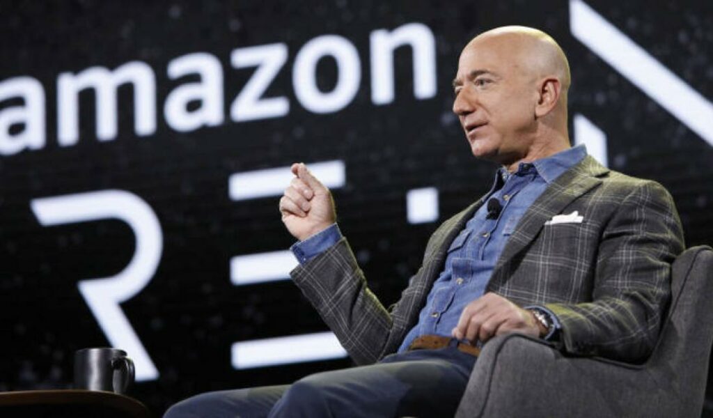 Основатель Amazon ушел с поста гендиректора компании