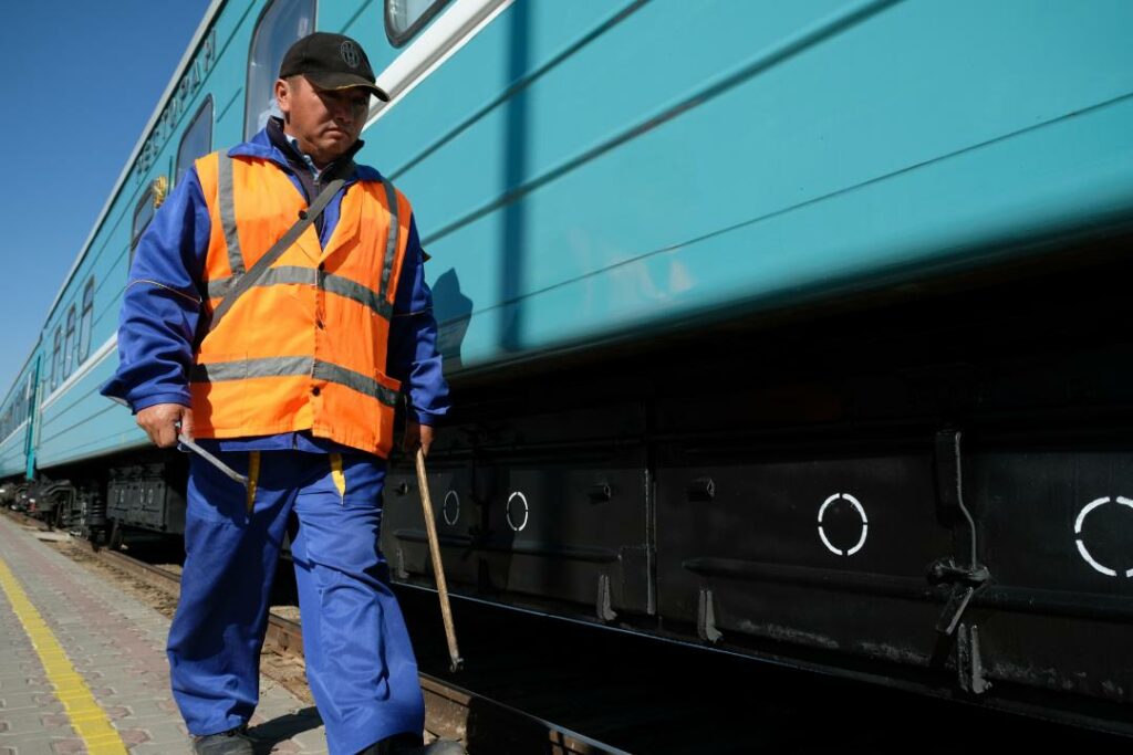 Казахстан приостановит прием некоторых грузов в КНР через станцию «Достык»