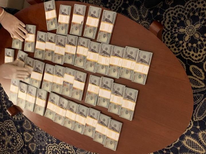 В Алматы задержали криминального авторитета с поддельными $400 тыс.