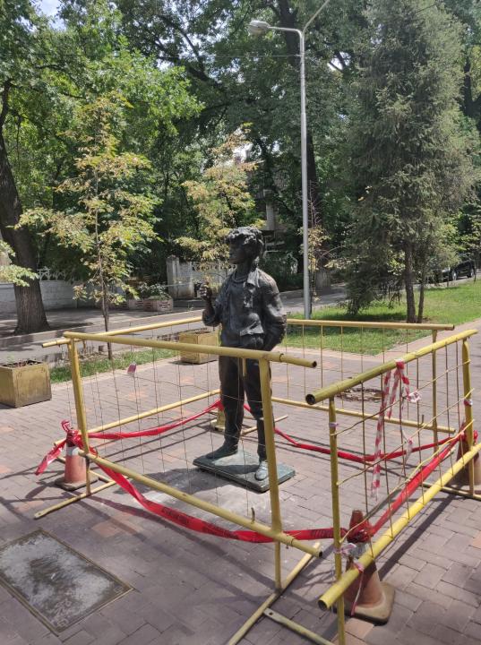 Медеуский акимат Алматы прокомментировал ситуацию с упавшим памятником Цою