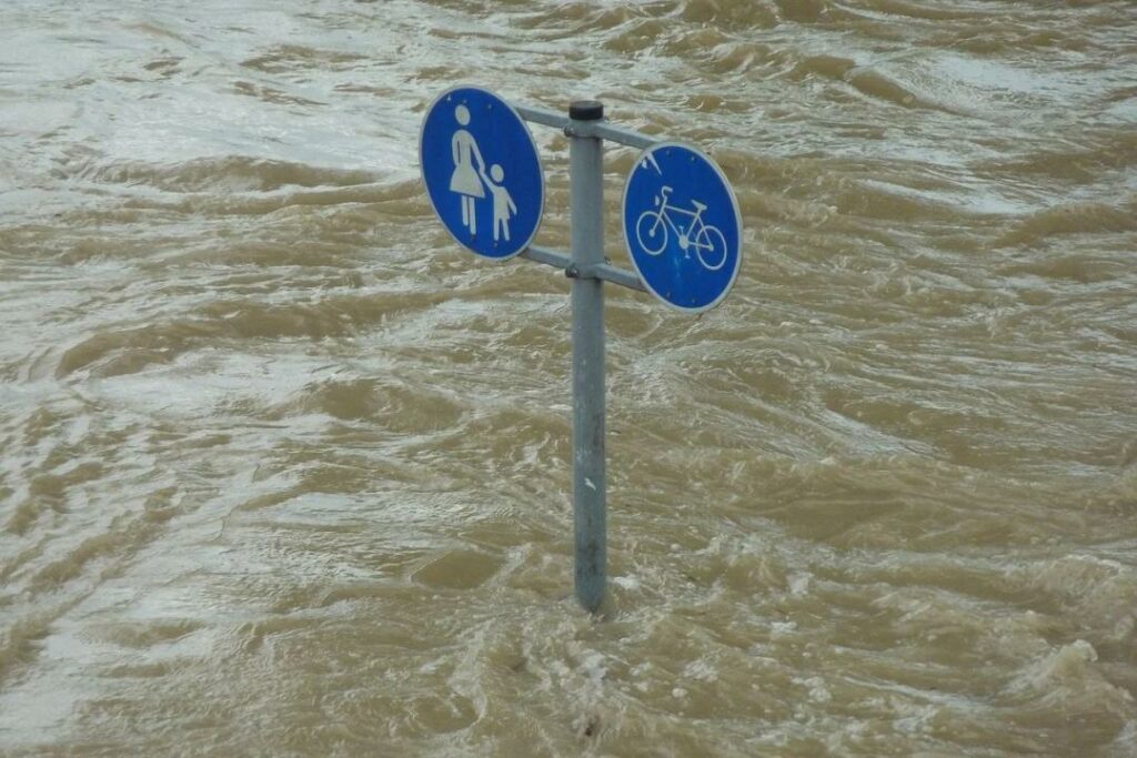 Число жертв разрушительного наводнения в Германии возросло до 156