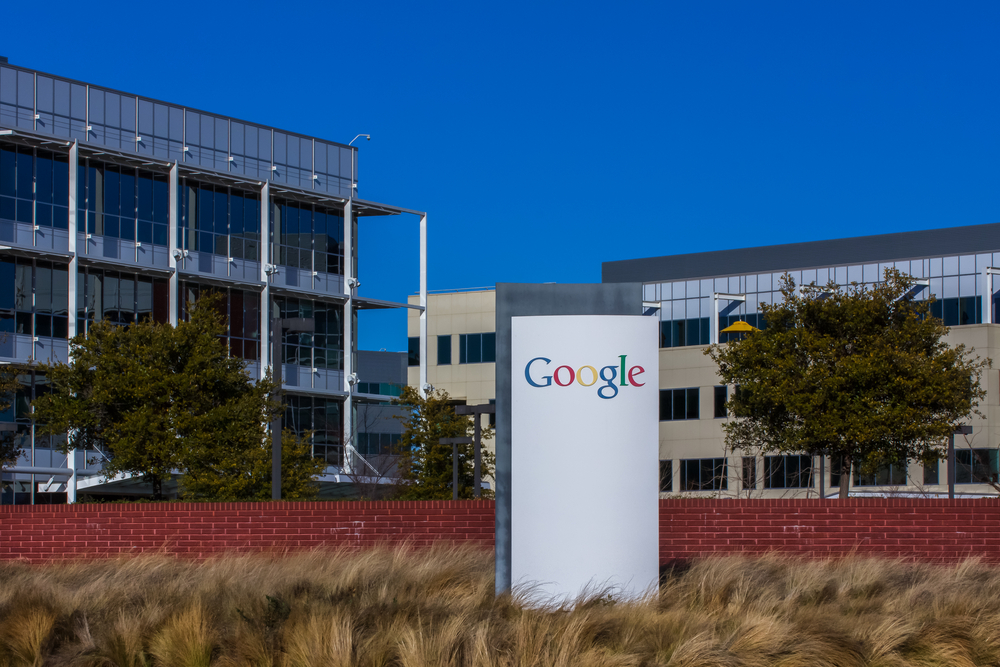 Google хочет сократить зарплаты работающим из дома сотрудникам