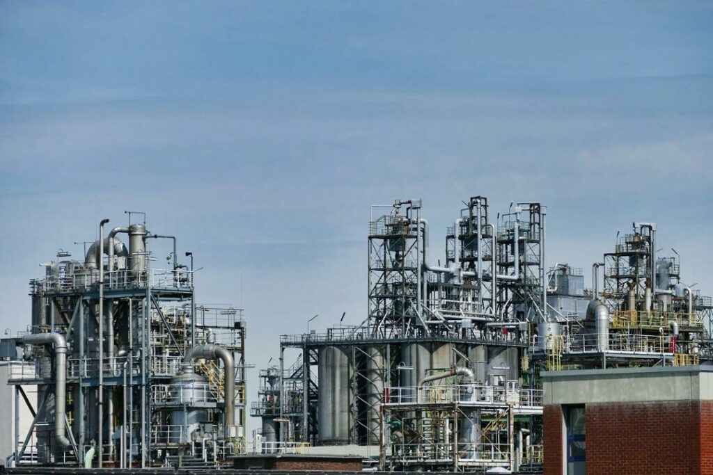 Цены на нефть ускорили снижение на торгах