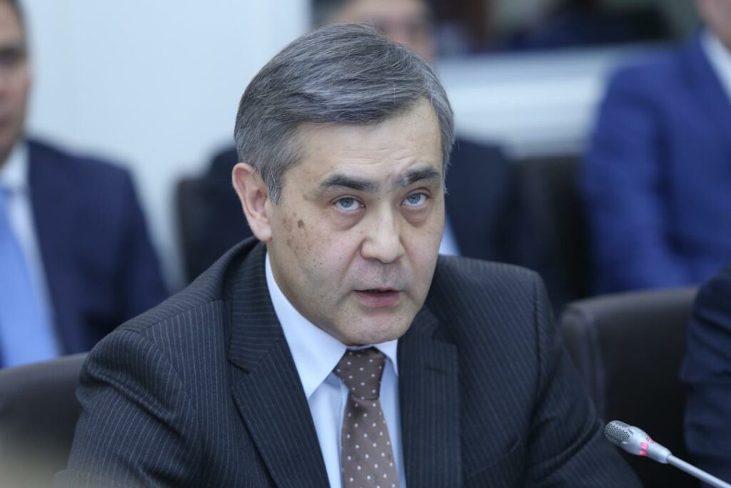 Токаев принял отставку министра обороны