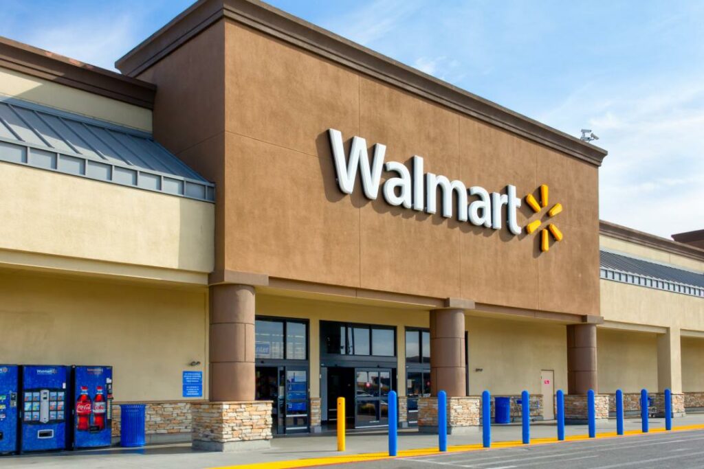 Walmart планирует нанять 20 тысяч сотрудников