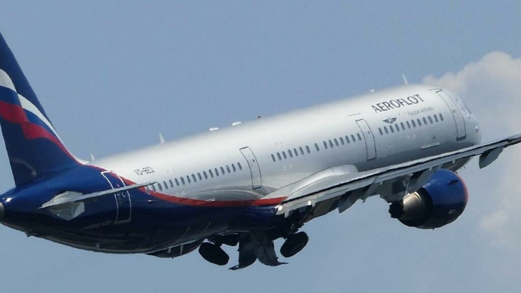 Aeroflot Bans Its Unvaccinated Pilots from Flights