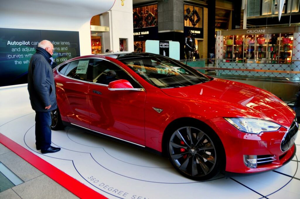 Попытки догнать Tesla, «пьянящий» год на фондовом рынке и новый iPhone