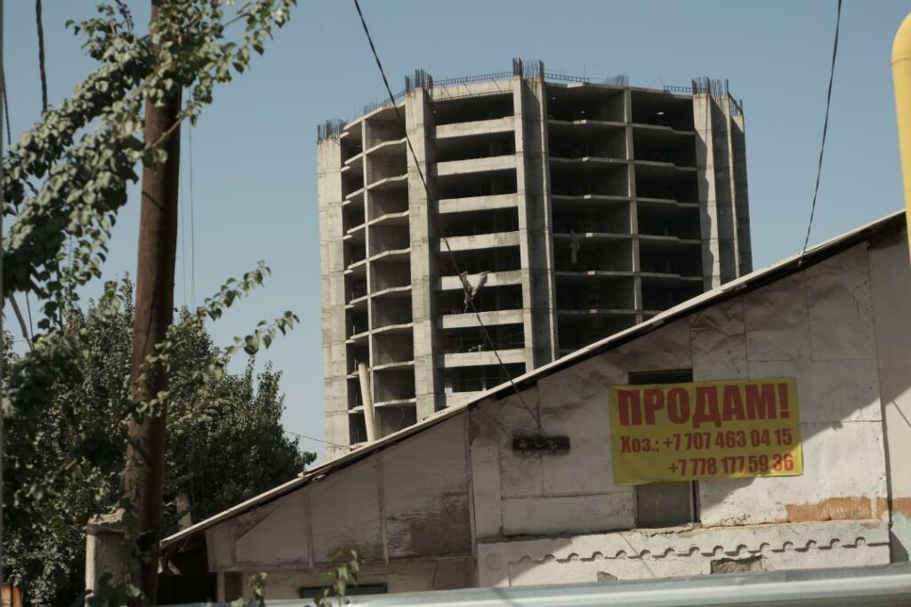 В Алматы начали активно достраивать замороженные проекты