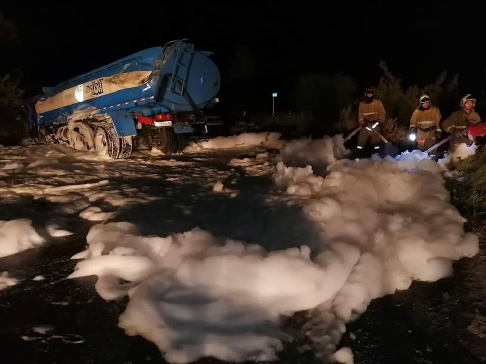 На трассе в ВКО вылилось две тонны ГСМ из-за ДТП с бензовозом