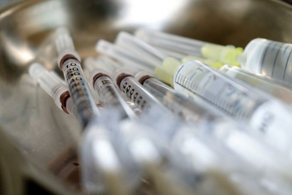 Россиянам предложили отдыхать три дня после вакцины