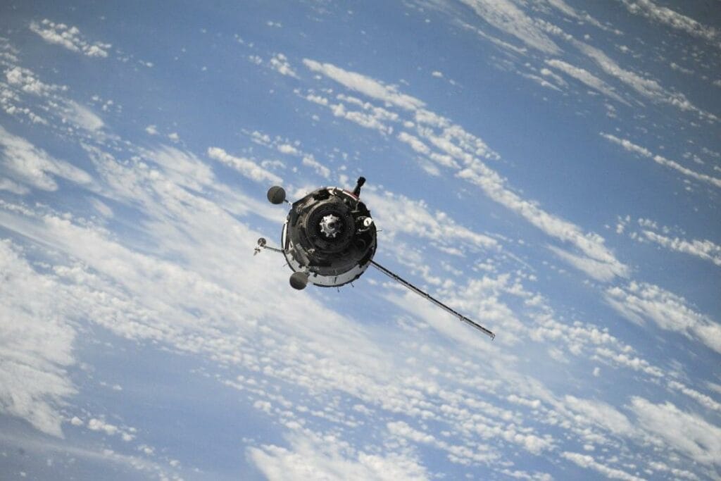 SpaceX запустила в космос экипаж первой гражданской миссии Inspiration4