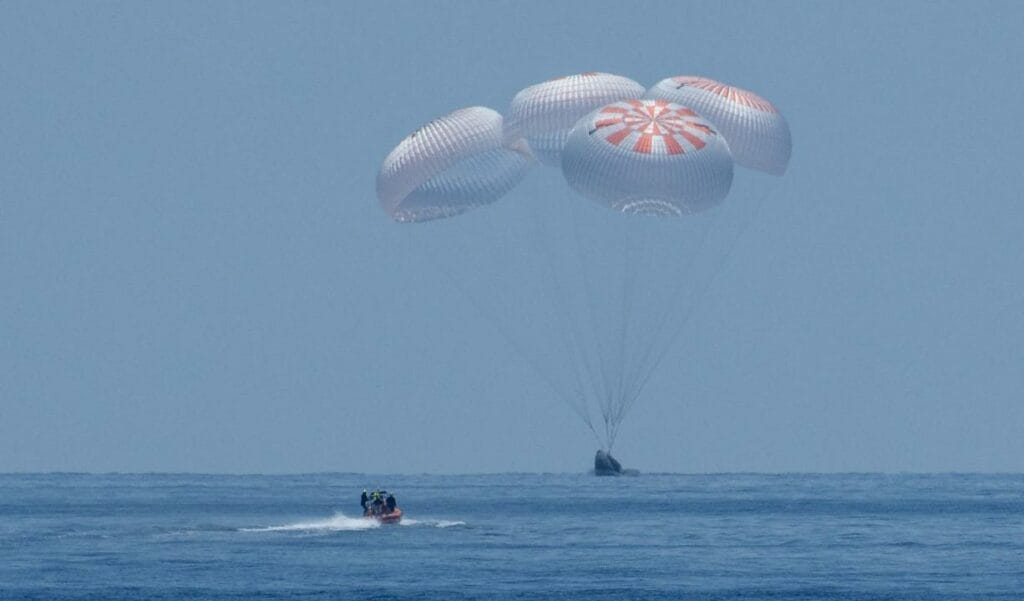 Корабль SpaceX с космическими туристами приводнился в Атлантике