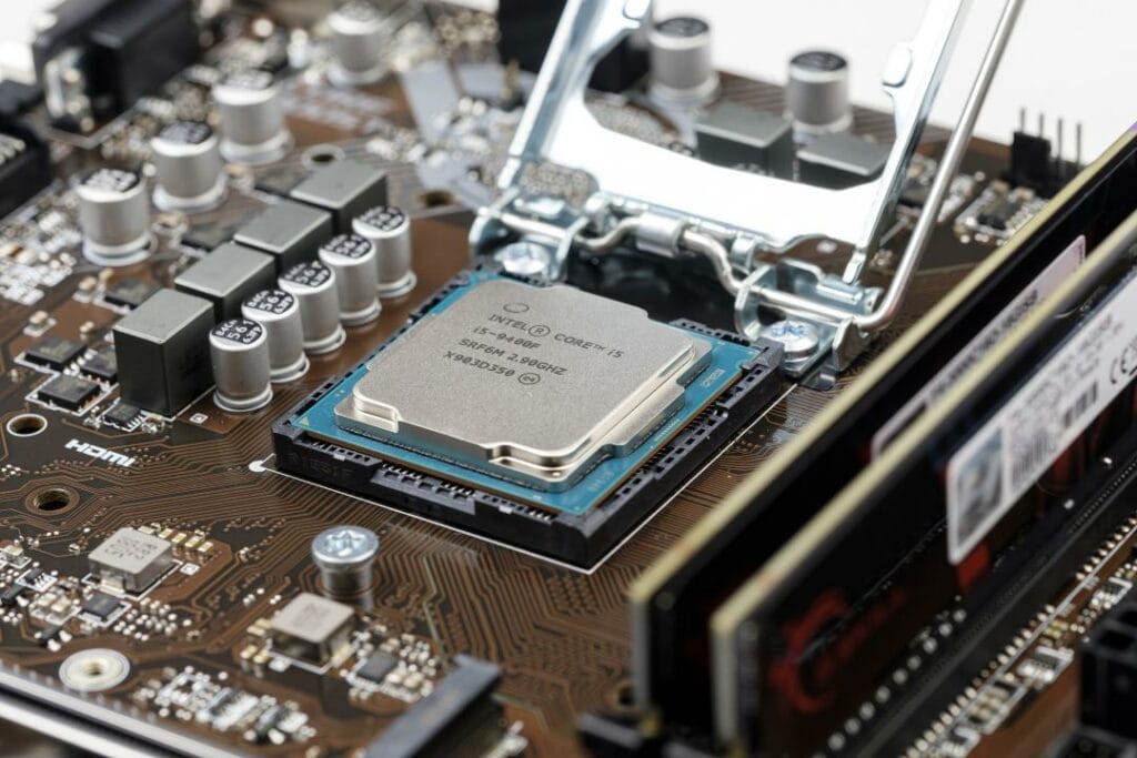 Intel и заводы чипов, новый шаг Revolut, инвесторы и заседание ФРС