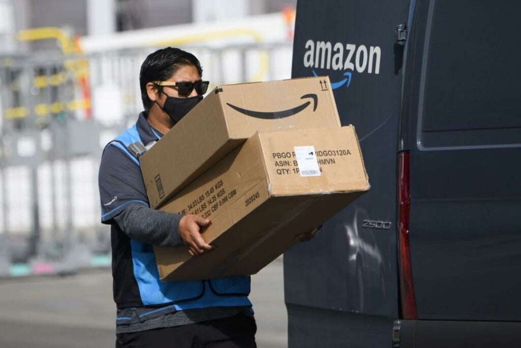 Афганские беженцы смогут работать в Amazon