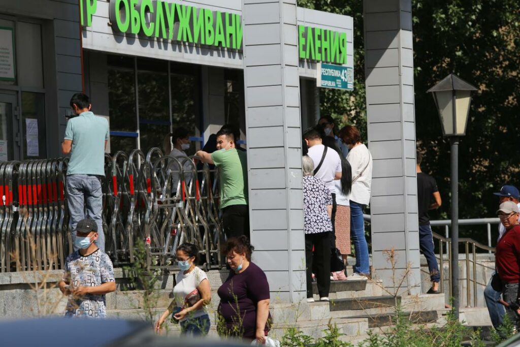 Казахстанцы временно не смогут получить права и сдать экзамен