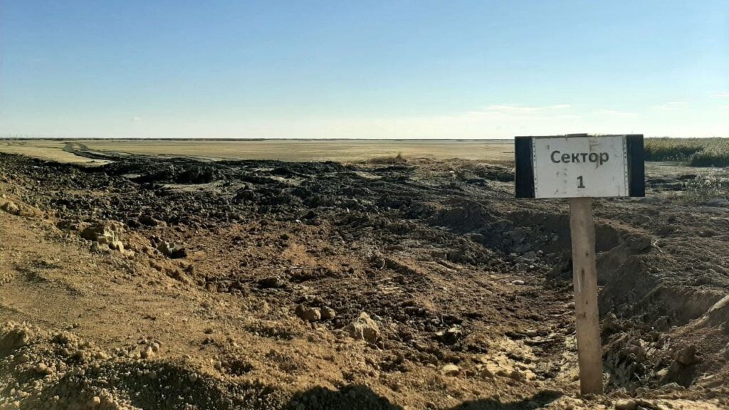 АНПЗ продолжает ликвидацию отстойника близ Атырау