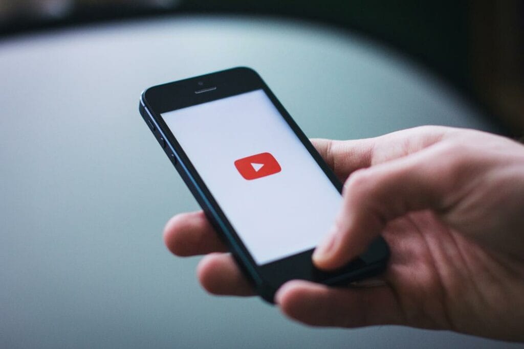 Владельцы iPhone потратили на YouTube $3 млрд