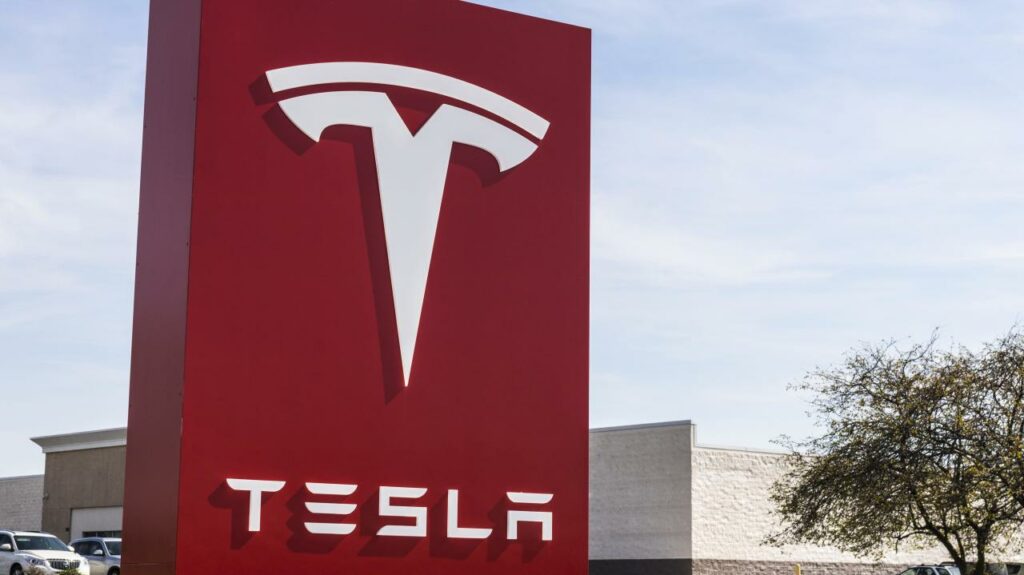 Tesla заявила о переходе на более дешевые LFP-батареи