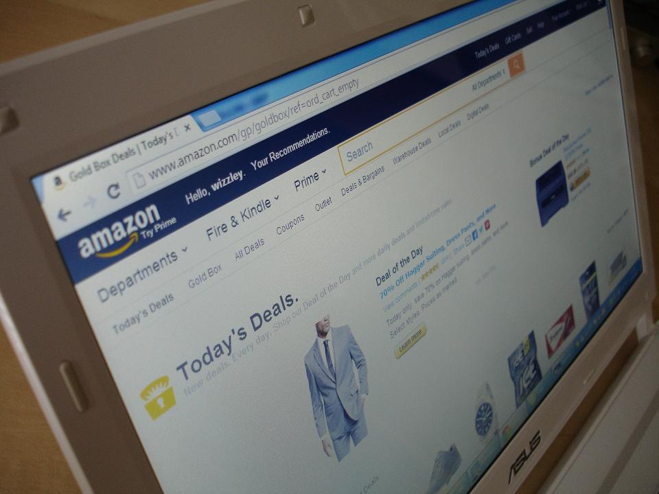 Чистая прибыль Amazon сократилась в два раза