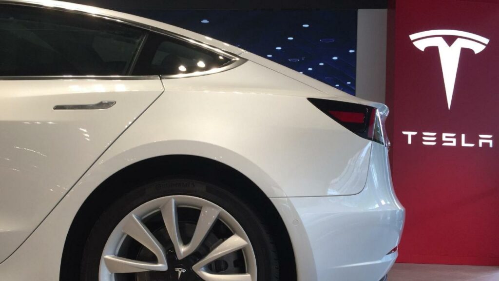Tesla отзывает в США более 11,7 тыс. электромобилей
