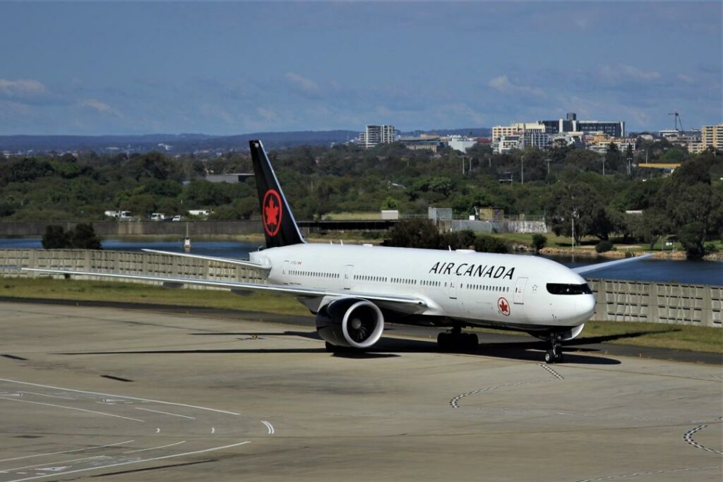 Air Canada отстранила более 800 сотрудников за отказ от вакцинации