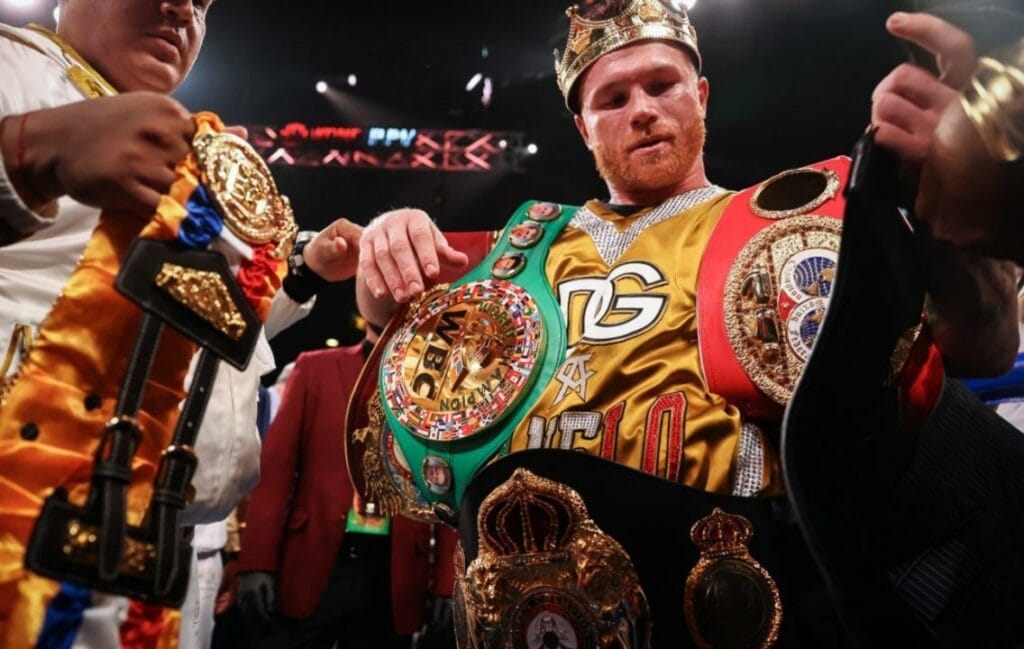 Сауль Альварес стал абсолютным чемпионом мира по боксу