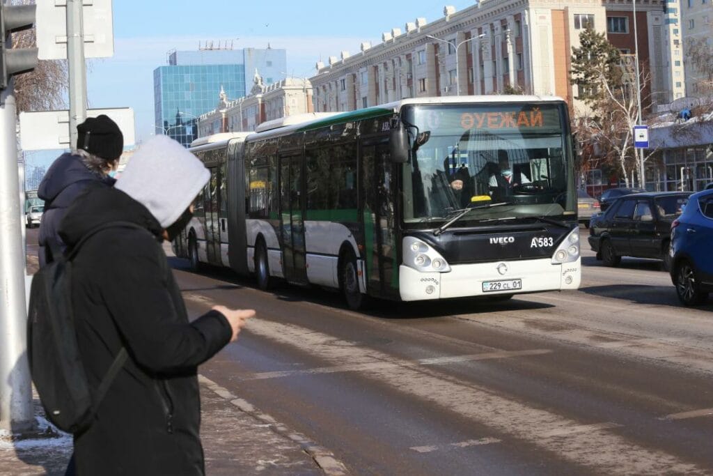 Жители Нур-Султана смогут оплачивает проезд в автобусе банковской картой