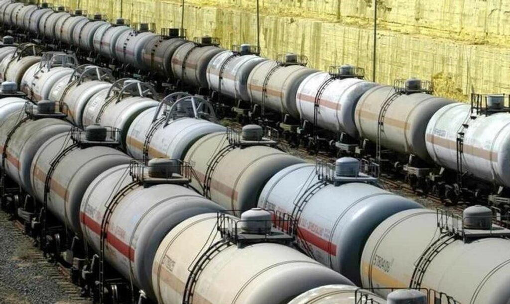 В Павлодарской области пытались вывезти почти 500 тонн бензина в Россию