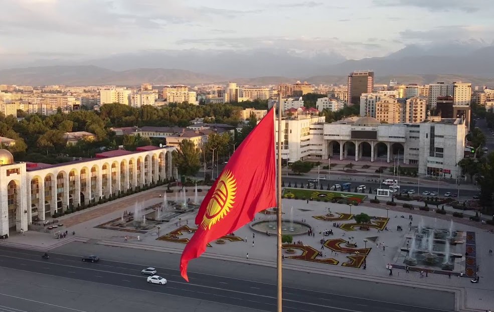 В Кыргызстане проходят внеочередные парламентские выборы