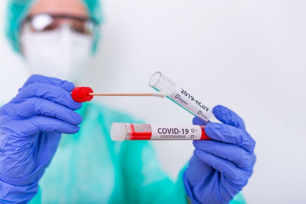 В США ужесточат требования к тестированию на COVID-19 для всех въезжающих
