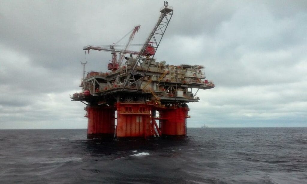 Цены на нефть в ноябре снизились почти на 20%