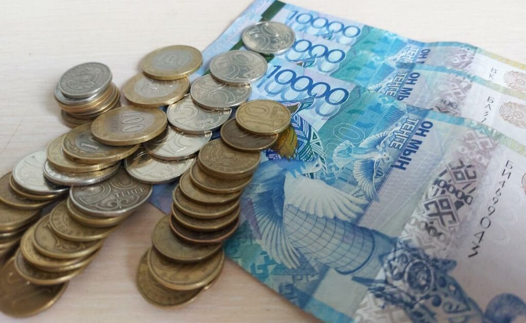Казахстанец подделывал документы для кандасов из Китая