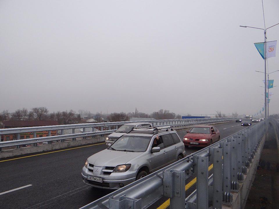 Движение по новой эстакаде в районе рынка «Алтын Орда» открыли в Алматы